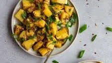 Aloo Hari Pyaz (Potato and Green Onions Curry)
