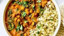 Easy Chickpea Spinach Curry with Coconut Milk