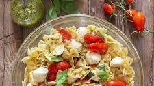 Italian Caprese Pasta Salad