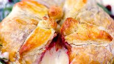 Baked Brie en Croûte with Cranberry Sauce