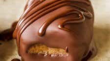 Almond date chocolate balls