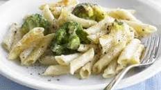 Cheesy broccoli pasta bake