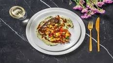 Filet de daurade & salsa à la nectarine sur une crème d'avocat acidulée