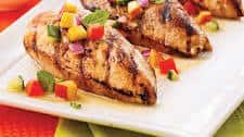 Poulet grillé, salsa fraîche de nectarine et basilic