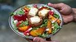 Salade d'été aux nectarines et miel, roquette et toast de ...