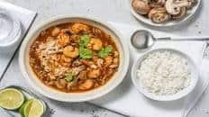Tom yum : soupe thaï aux crevettes avec du riz parfumé à la citronnelle