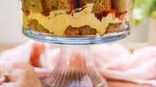 Banana trifle with strawberry and blueberry