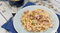 Creamy pasta with pistachios and pancetta