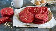 Red velvet cookies: la ricetta dei biscotti golosi e colorati con gocce di cioccolato bianco
