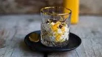 Witte chocoladeroom trifle met Advocaat, pure chocolade en bokkenpootjes