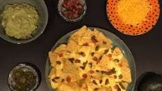 Apéro nachos au cheddar fondu, jalapeños, guacamole