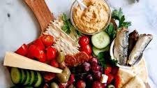 How To Make An Easy Mediterranean Charcuterie Board