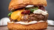 How to make jalapeño popper burgers