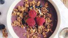Recipe: Smoothie Breakfast Bowl with Berries & Granola