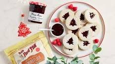 Raspberry Almond Linzer Cookies Thumbnail