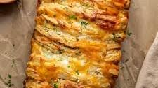 Cheesy Garlic Pull-Apart Bread Thumbnail