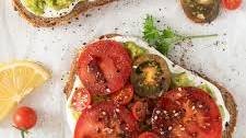 Cottage Cheese Toast (with Avocado and Tomatoes) Thumbnail