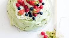 Pavlova au thé matcha et aux fruits rouges Thumbnail