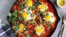 Shakshuka (Oeufs pochés, tomates et feta) Thumbnail