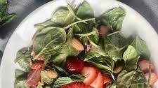 Soreness Squashing Strawberry and Spinach Salad Thumbnail