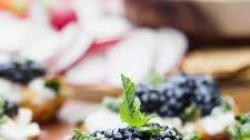 14+ Crostini Topping Recipes: Blackberry Burrata Mint Crostini Thumbnail