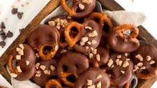 Peanut Butter and Chocolate Dipped Pretzels Thumbnail