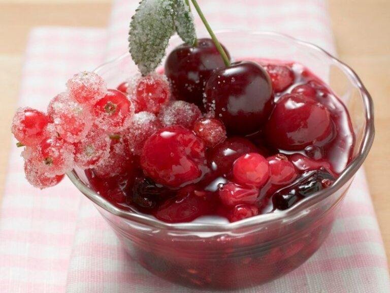 Pavlova With Berry Compote