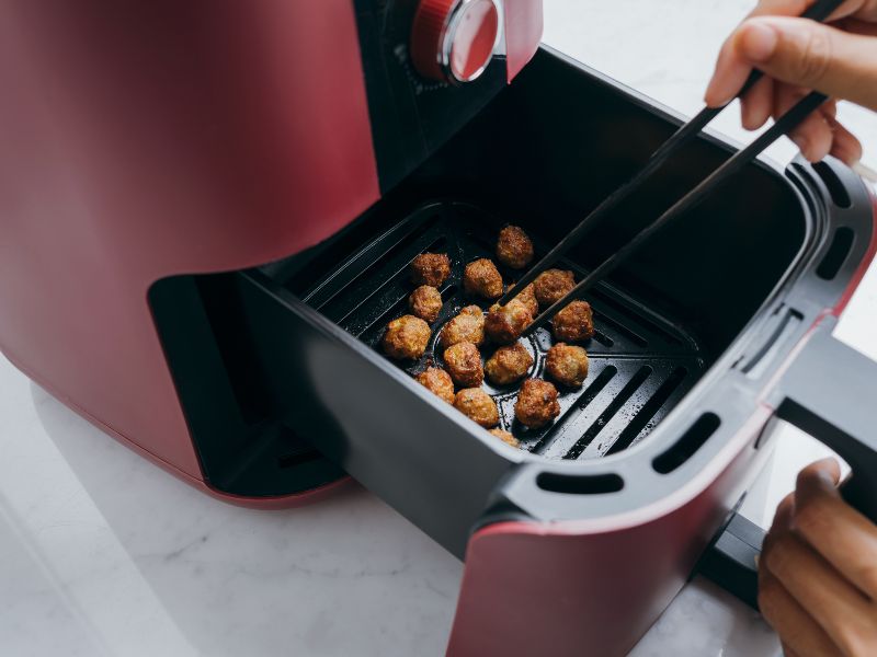 How to Keep Food from Flying Around in Air Fryer (Solutions)